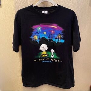 PEANUTS Charlie Brown Snoopy ‘What A Day! Knott’s Black T-Shirt-Medium-Unisex
